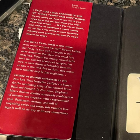 New Moon (Twilight) Book - used - Picture 10 of 12